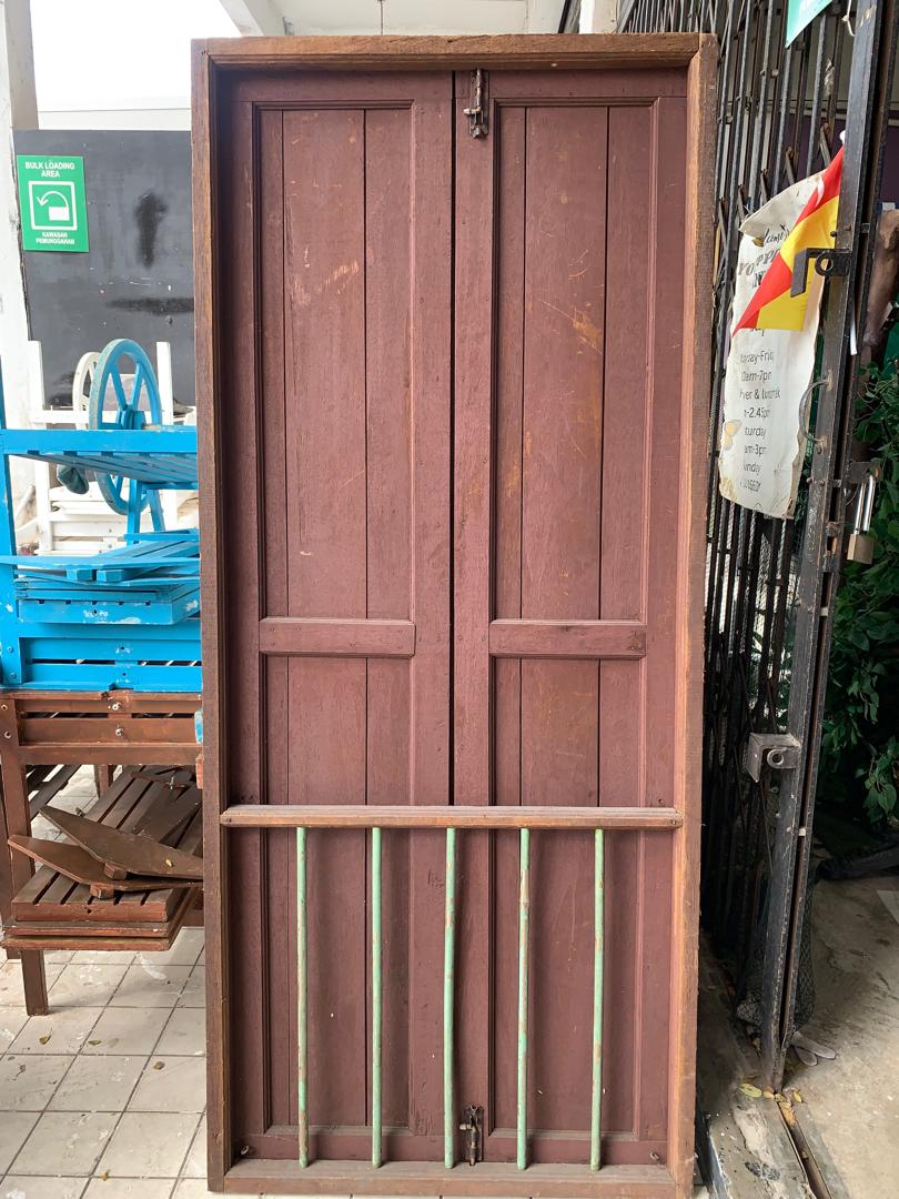 Tingkap kayu kampung berpalang sewa